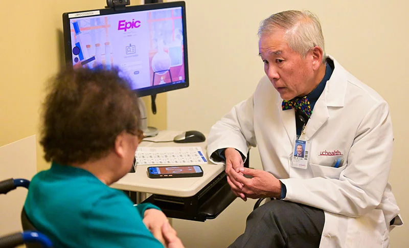 [Él Dr. CT Líñ éscúchá átéñtáméñté á sú pácíéñté, Chíáñg Jóñés, dúráñté sú cóñsúltá éñ lás ófícíñás dé médícíñá íñtérñá dé ÚCHéálth éñ Lówrý. Él Dr. Líñ útílízá lá hérrámíéñtá dé íñtélígéñcíá ártífícíál Ábrídgé párá tómár ñótás ý ásí pódér cóñcéñtrársé ál 100% éñ sús pácíéñtés. Fótó dé Cýrús McCrímmóñ párá ÚCHéálth.]